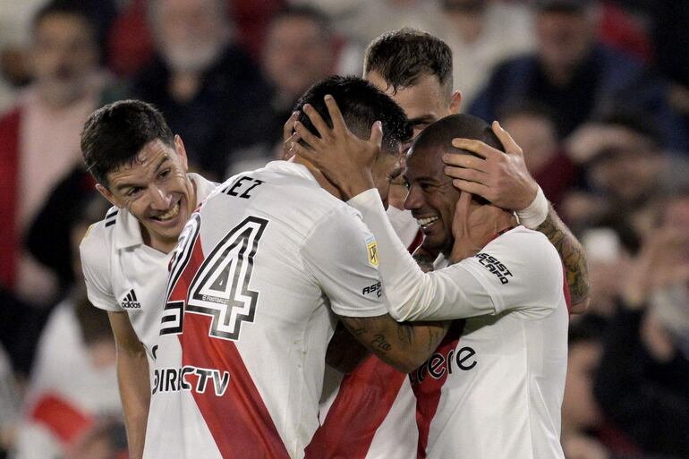 El uruguayo Nicolás de la Cruz (d) celebra un gol de River Plate contra Colón de Santa Fe por la Liga Profesional de Argentina en el estadio Monumental, en Buenos Aires.