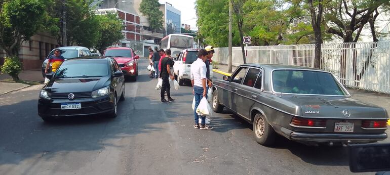 Productores regalaron banana a automovilistas y transeúntes en protesta por deuda.