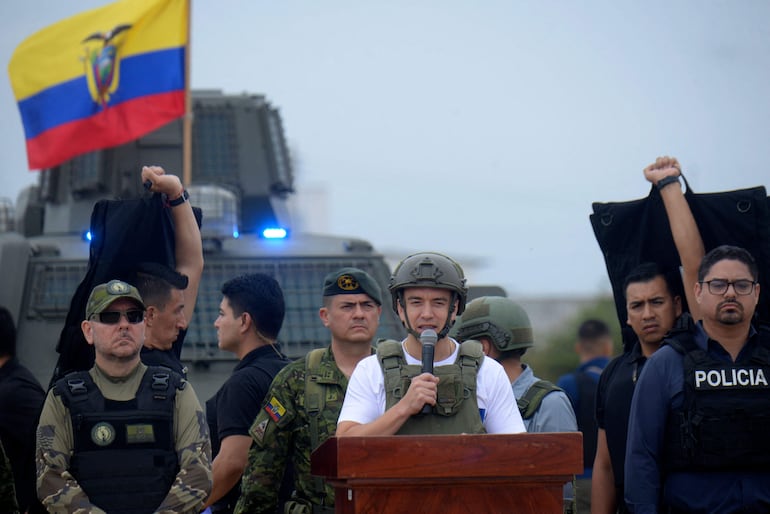 El presidente de Ecuador, Daniel Noboa (C).