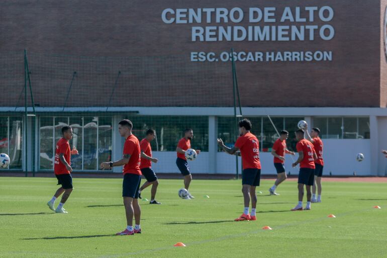 Imágenes del entrenamiento de la selección paraguaya en el Centro de Alto Rendimiento, en Ypané.