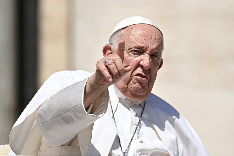 El papa Francisco gesticula durante un recorrido por la plaza de San Pedro. El Pontífice fue operado hoy en Roma.  (AFP)