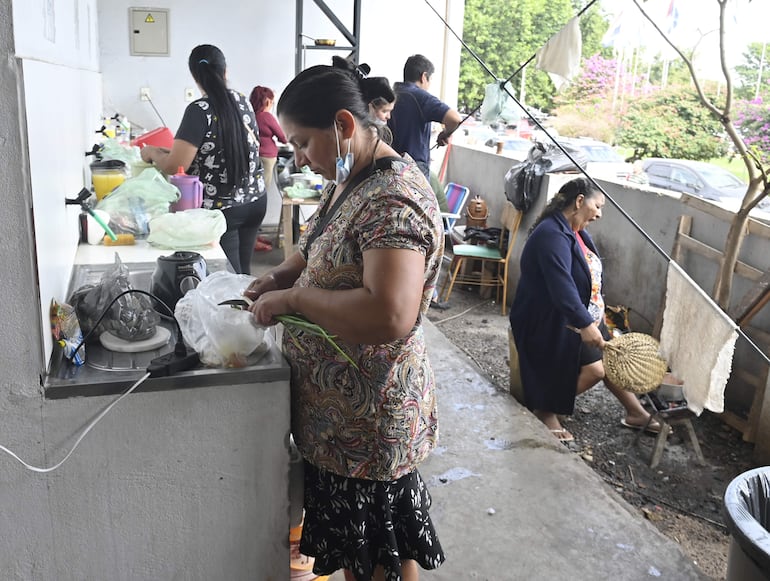 Pequeño  espacio destinado a la cocina en el albergue del Hospital Central del IPS.