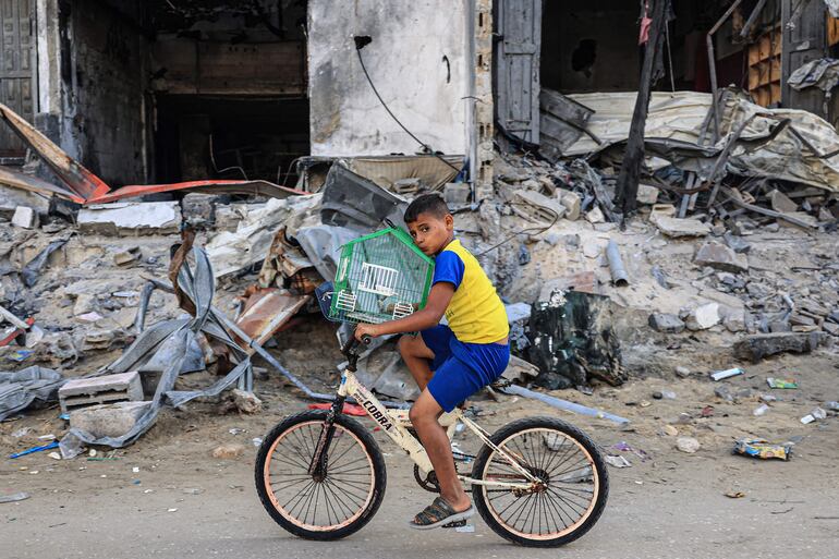 Un niño en bicicleta en Rafah, en el sur de la Franja de Gaza, este lunes.