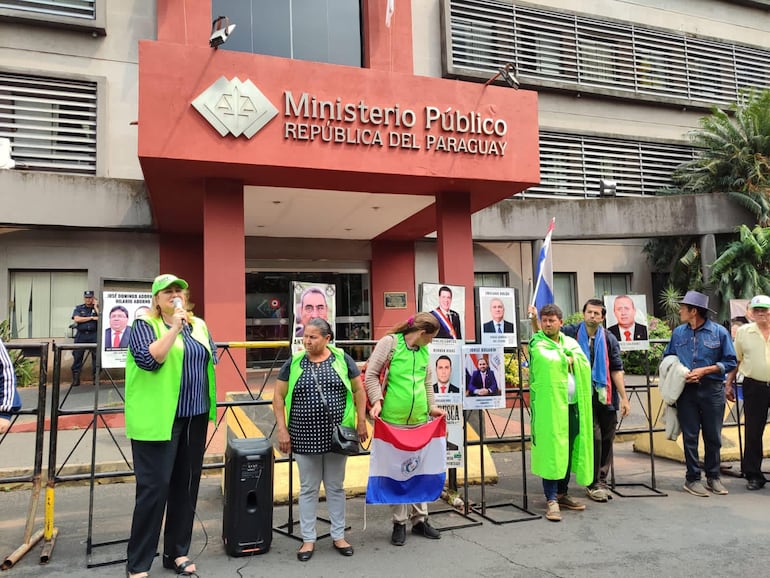 Esther Roa (Izq) y su grupo en una manifestación con "galería de corruptos" frente al Ministerio Público.