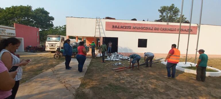 El fuego causó daños en la parte interna del local municipal.