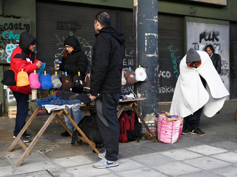 Los vendedores expusieron kepis y gorros en sus improvisadas mesas de venta.