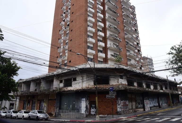 El edificio Excelsior del MEC se encuentra en ruinas, en el centro de Asunción.