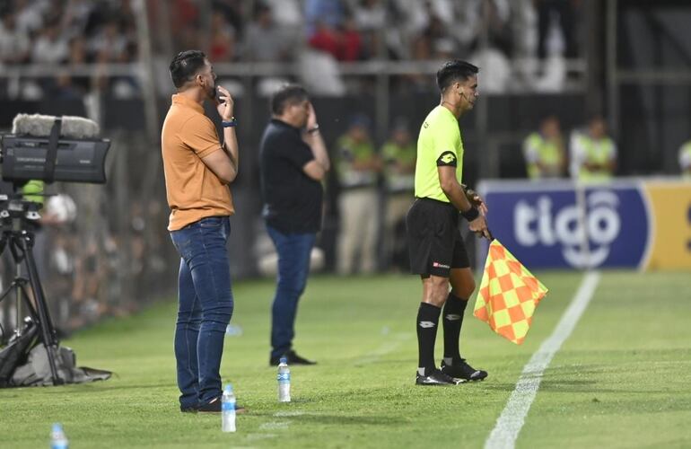 Julio César Cáceres (i), entrenador de Olimpia, durante el partido contra Guaireña en el Manuel Ferreira de Asunción por la quinta fecha del torneo Apertura 2023 del fútbol paraguayo.