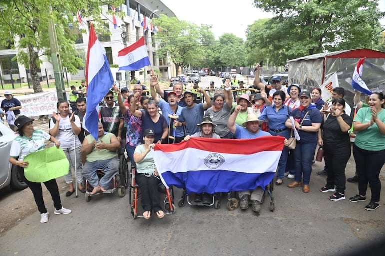 Las personas con discapacidad que estaban frente al Congreso Nacional celebraron la sanción ficta del proyecto de ley.