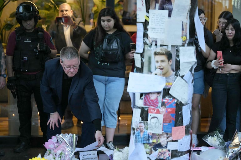 Geoff Payne, padre del cantante pop de One Direction, Liam Payne, mira el lugar donde los fanáticos rindieron homenaje a su difunto hijo afuera del Hotel CasaSur en Buenos Aires. (JUAN MABROMATA / AFP)