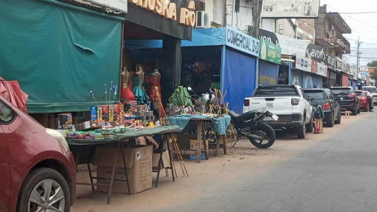 Pese a que esté prohibido sobre la calle Sargento Silva los vendedores colocaron sus puestos de ventas.