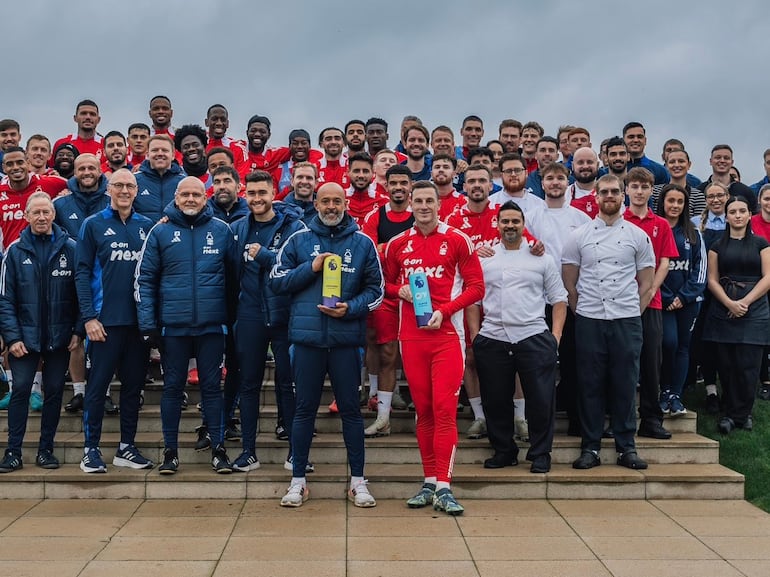 Los jugadores, cuerpo técnico y staff del Nottingham Forest con el jugador y entrenador del mes de octubre de la Premier League.