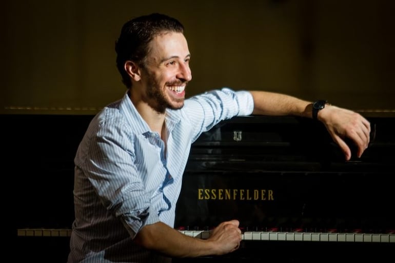 El pianista brasileño Pablo Rossi se presentará esta noche en el Teatro Tom Jobim.