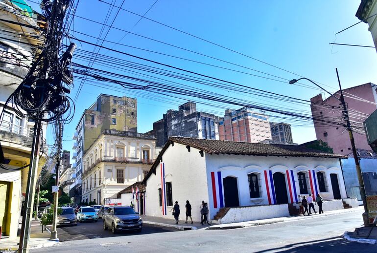 La Casa de la independencia, enmarcada con una maraña de cables de las empresas telefónicas.