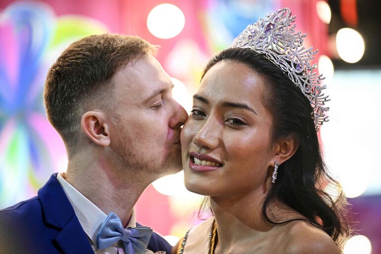 Miss Trans Tailandia 2023 Paulie Nataya Paomephan (derecha) y su compañera Dana Haram (izq.) posan para fotografías durante una ceremonia para casar extraoficialmente a parejas LGBTQ el día de San Valentín en Bangkok el 14 de febrero de 2024.