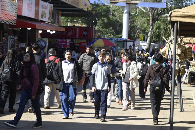 Jóvenes coparon ayer la feria en el primer día de ingreso gratuito para estudiantes