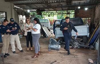 La fiscalía y la Policía Nacional realizaron un procedimiento dentro del taller para verificar las condiciones de los vehículos.