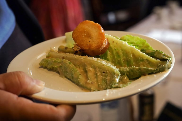 Un plato de ensalada César