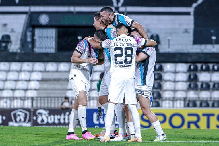 Los jugadores de Libertad celebran un gol en el partido ante Nacional en las semifinales de la Copa Paraguay 2023.