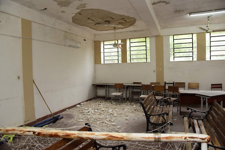 Parte del techo se vino abajo en una sala de la Escuela Basica N° 226 Roberto Schaerer.