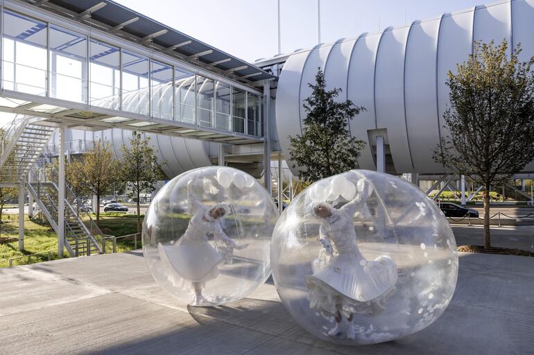 El Centro Europeo de Física de Partículas (CERN) dio hoy un gran paso para acercarse más al público al inaugurar un conjunto de instalaciones educativas -al estilo de un gran museo completamente interactivo- adaptadas para todos, a partir de los cinco años, y con las que quiere satisfacer la explosión en la demanda de visitas y que ahora podrán ser hasta medio millón al año.