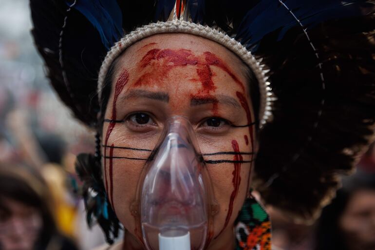 Mujeres indígenas marchan por la reforma agraria y contra los incendios que afectan a todo el país. La Amazonía brasileña registró en septiembre 41.436 incendios forestales, un número en un 56,6 % superior al del mismo período de 2023 y el mayor para un mes en los últimos catorce años, como consecuencia de la histórica sequía que enfrenta el país, según datos oficiales divulgados este martes.