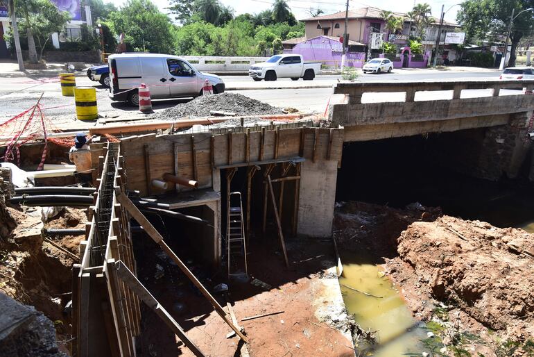 Obras llevadas a cabo sobre la avenida Luis María Argaña, siguen afectando el tránsito.