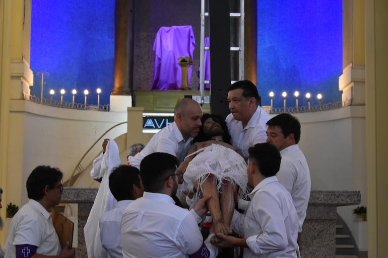 Cristo es bajado de la cruz en el calvario preparado en el interior del templo de La Encarnación.