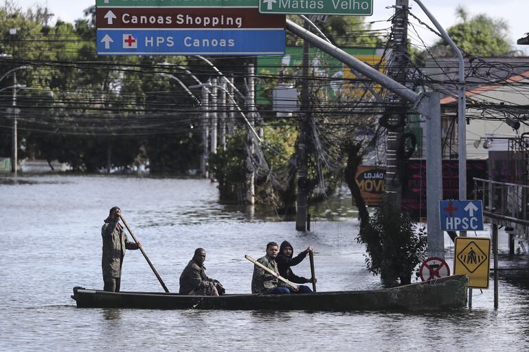 Voluntarios rescatistas navegan en una inundación en el río Gravataí, este martes en el barrio de Matias Velho, en Canoas, norte de Porto Alegre (Brasil).