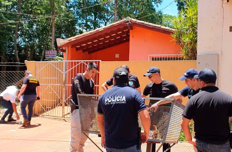 El fiscal Alejandro Cardozo (quepis negro) frente a la otra casa.