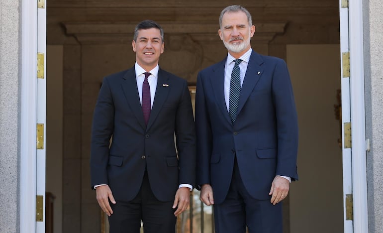 Santiago Peña con el rey Felipe de Borbón y Grecia.