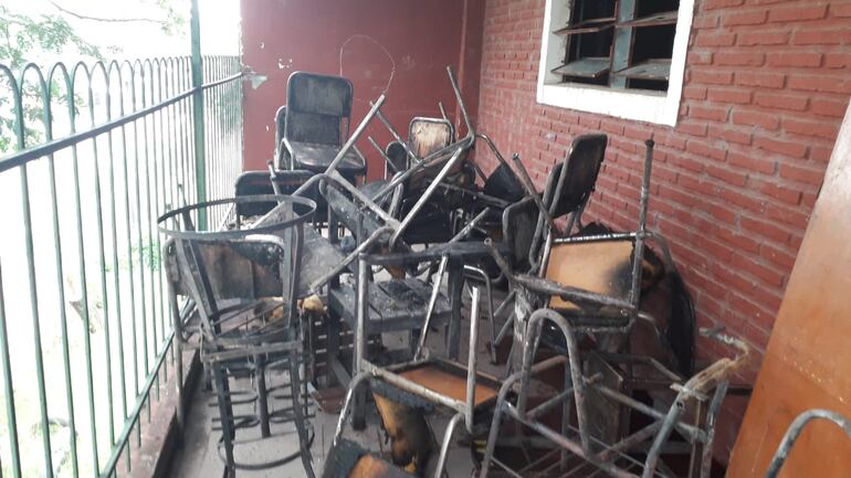 El incendio que afectó a la Escuela Santa Rosa de Lima, del Bañado Sur, dejó a la ya precaria institución educativa sin todos los muebles con los que contaban.