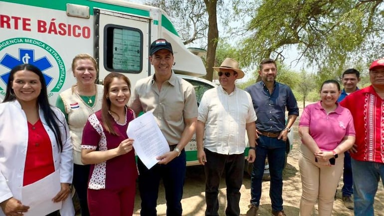 La entrega de la ambulancia, pese a ser anunciada como un hecho por los canales oficiales del Gobierno, fue solo un acto simbólico ya que la misma no está en el Puesto de Salud de Pozo Hondo. En la foto, el presidente Santiago Peña, el vicepresidente Pedro Alliana y la ministra de Salud, María Teresa Barán, el día de la falsa entrega.