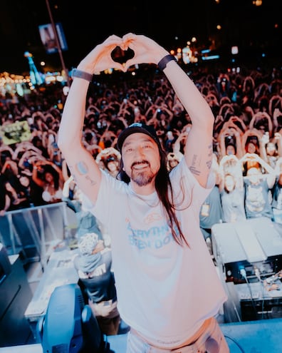 Steve Aoki estará esta noche compartiendo su set en el Anfiteatro "José Asunción Flores" de San Bernardino.