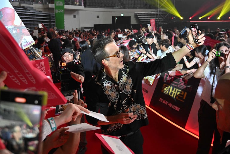 El actor y productor estadounidense-canadiense Ryan Reynolds saluda a sus fans durante un evento de alfombra roja para promocionar su nueva película. (Jung Yeon-je / AFP)