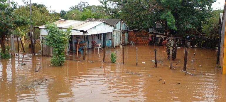 Casas inundadas tras fuerte temporal en Coronel Oviedo.