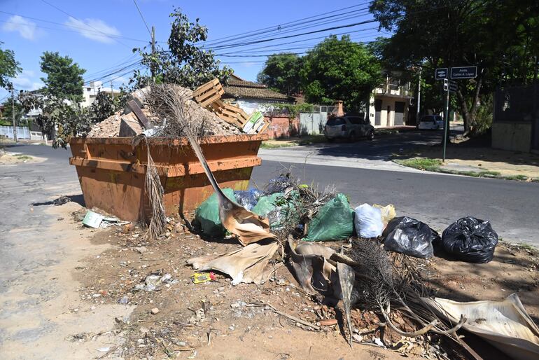 Contenedor repleto de basura en la avenida Carlos A. López.