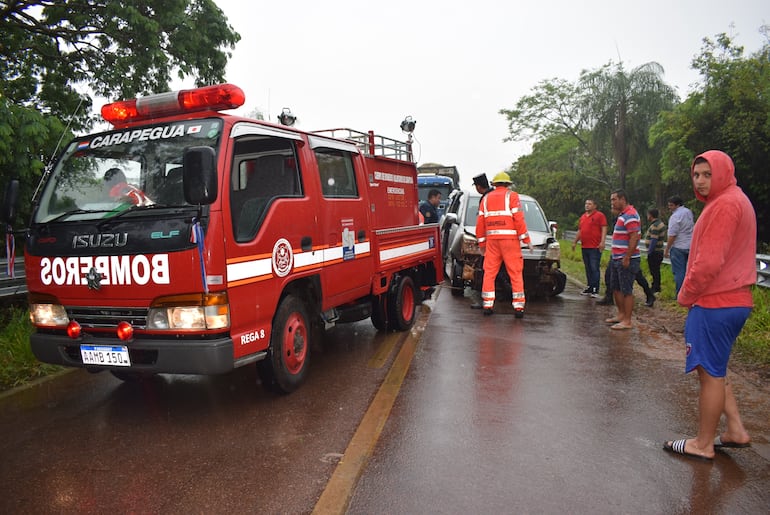 Triple choque que se registró en el acceso Carapeguá-Acahay, dejó daños materiales.