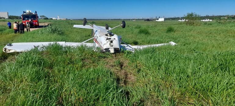 Los dos pasajeros del avión que capotó en el Aeropuerto Silvio Pettirossi resultaron ilesos.