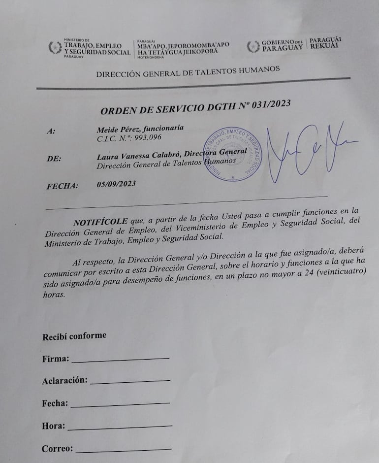 Orden de servicio en donde notifican que la funcionaria Meide Pérez de la jefatura de prensa, para asumir un cargo de menor jerarquía.