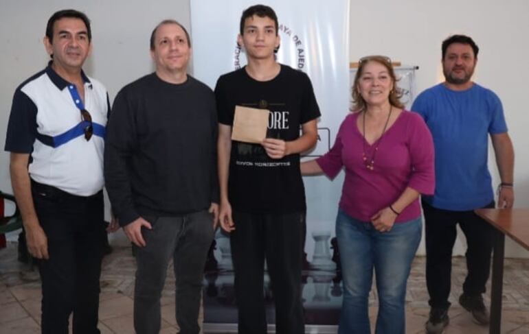 De izq. a der.: Claudio Bardella (hijo de Don Claudio) , Paulo Jodorcovsky, su hijo Alejandro (campeones), Nilda Fernández (presidenta del Mbiguá) y Hugo Palacios (Par de Alfiles).