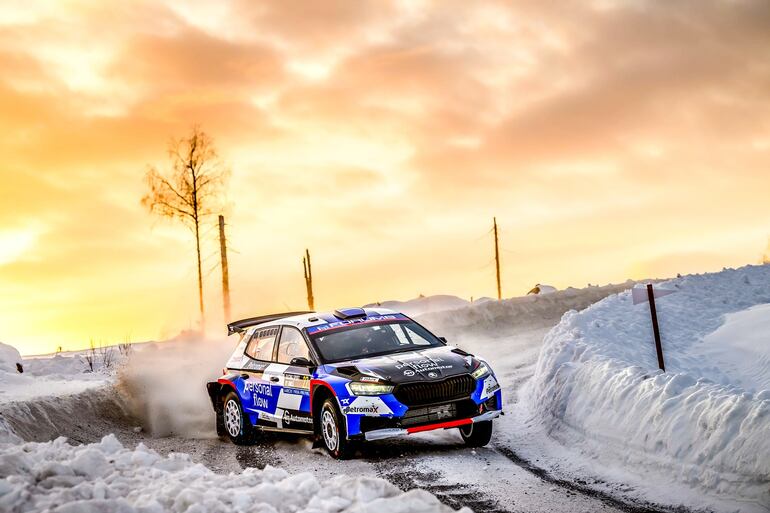 Fau Zaldívar y Marcelo der Ohannesian derrapan en la nieve sueca con el Škoda Fabia RS Rally2.