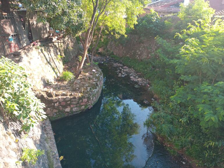 Contaminado arroyo Mburicao en Asunción.