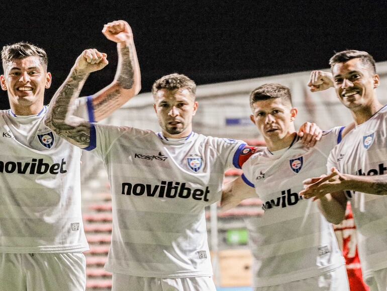 Cris Martínez (seg. de der. a izq.), jugador de Huachipato, celebra el triunfo sobre Unión La Calera por la Primera División de Chile.