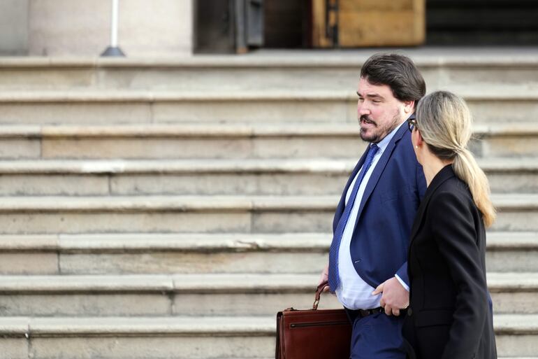 El abogado de la víctima, David Sáez, a su salida de la Audiencia de Barcelona.