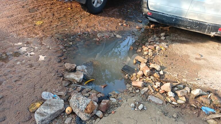 agua sucia en el empedrado