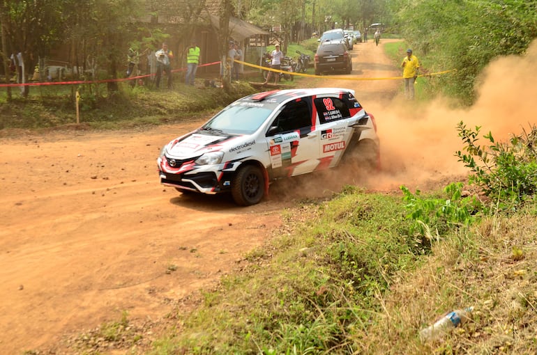 Thiago Llano es el escolta se Omar Benítez en la general de la tracción sencilla, al cierre de la primera sección de la etapa, en el Petrobras Rally del Paraguay.