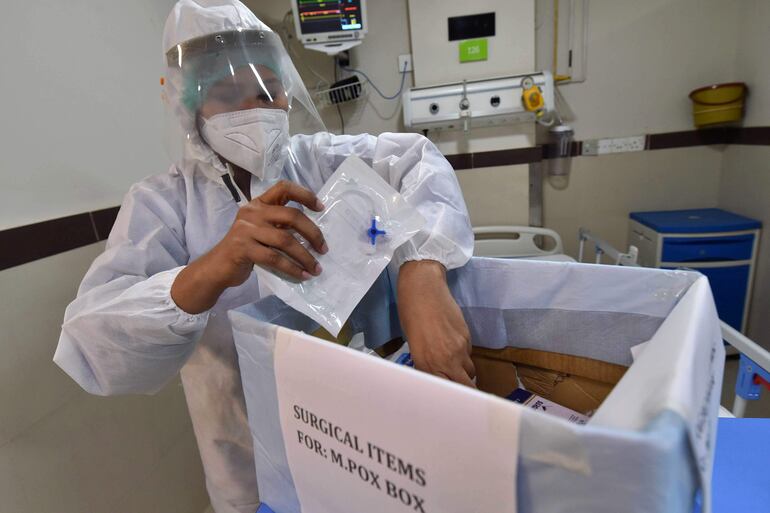 Un sanitario con insumos médicos en un hospital de Karachi, Pakistán.