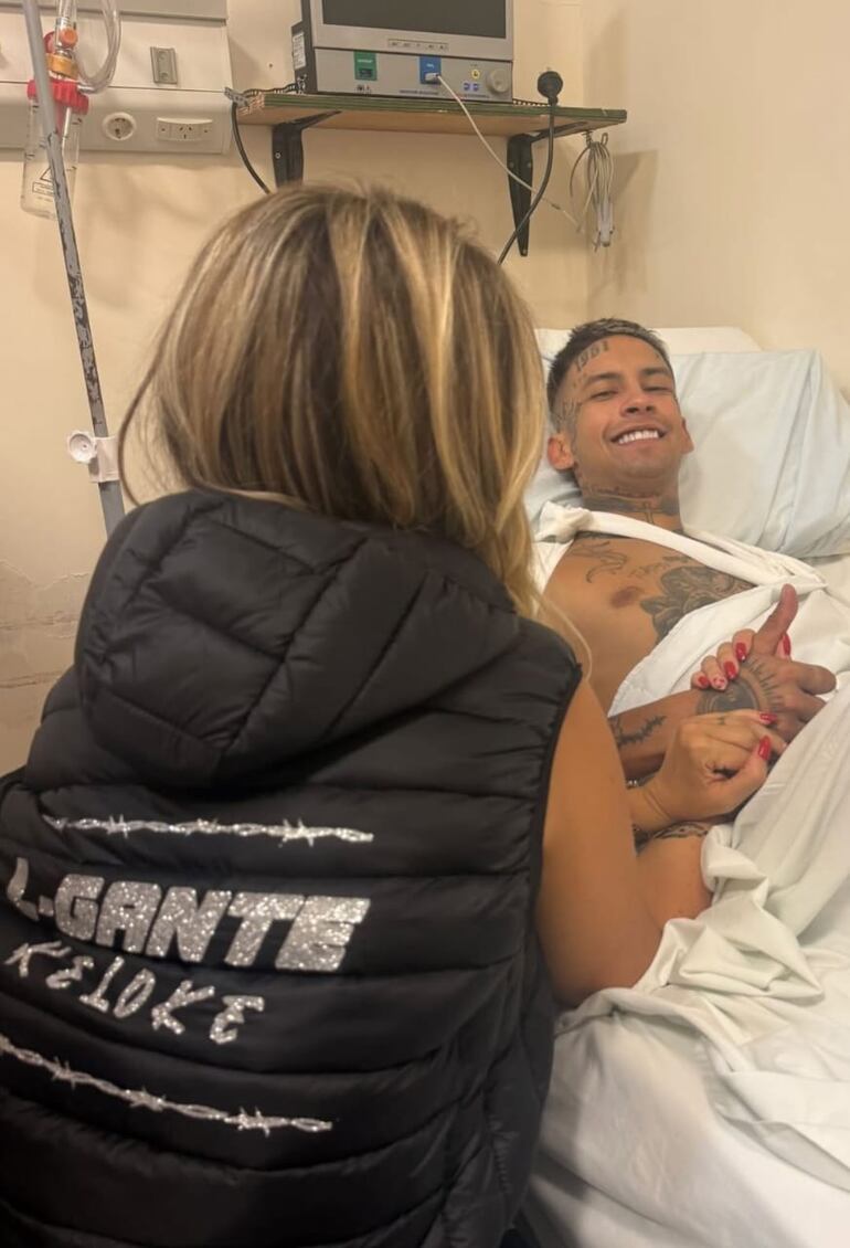 Wanda Nara no se separó de L-Gante durante su hospitalización en Pinamar. (Captura de la historia de Instagram de Wanda Nara)