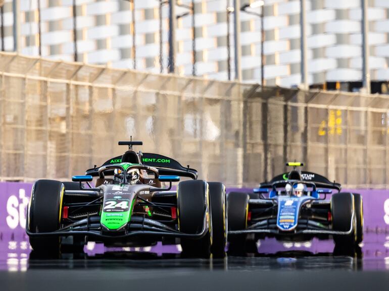 El PHM AIX Racing del piloto paraguayo Joshua Duerksen durante la carrera sprint de la Fórmula 2 de la FIA en Arabia Saudita.